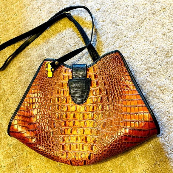 Bar Harbor Classics handmade leather bag. Adjustable strap, snap closure. - Picture 2 of 4